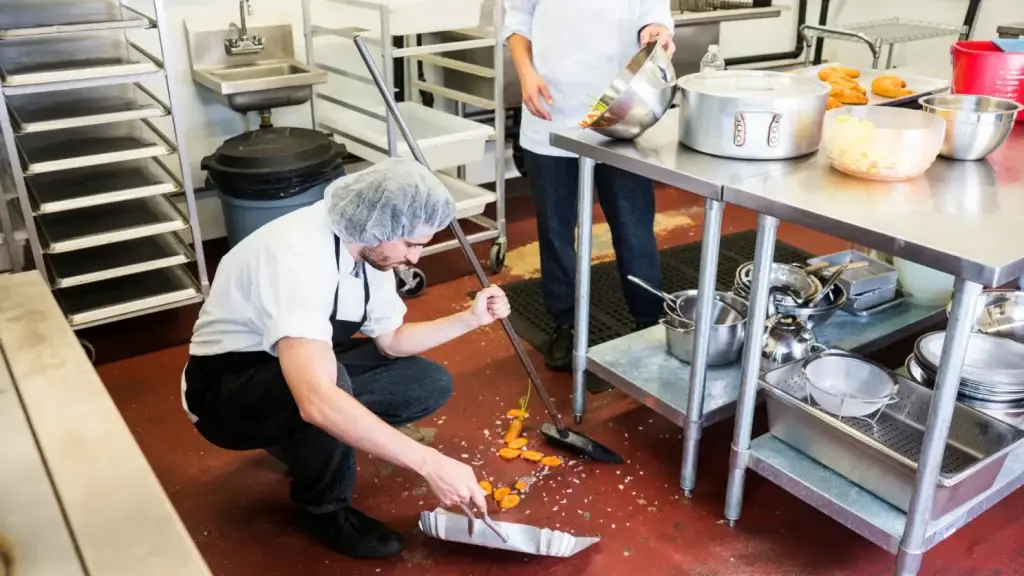 Keeping Commercial Kitchens Clean: How to Tackle Grease Effectively 2 1737133123438.png 1